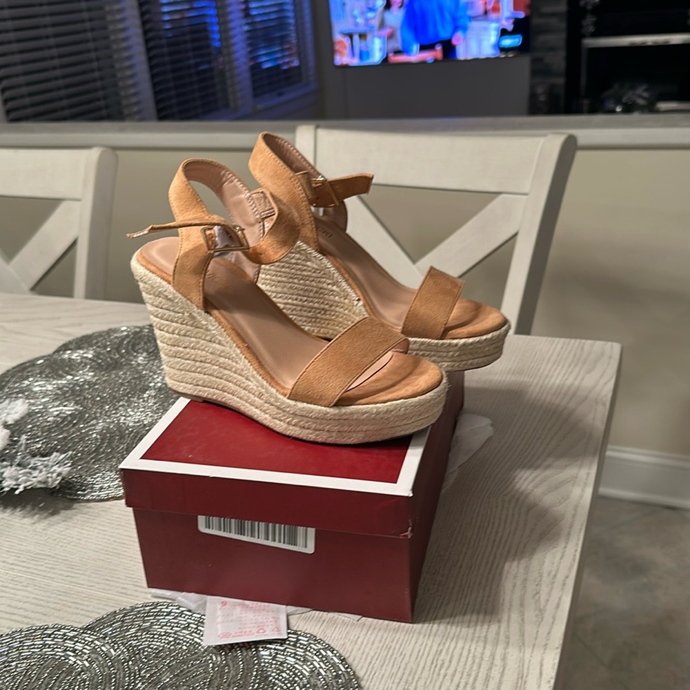 NWT Vicki Vicki suade shoes tan sz 6